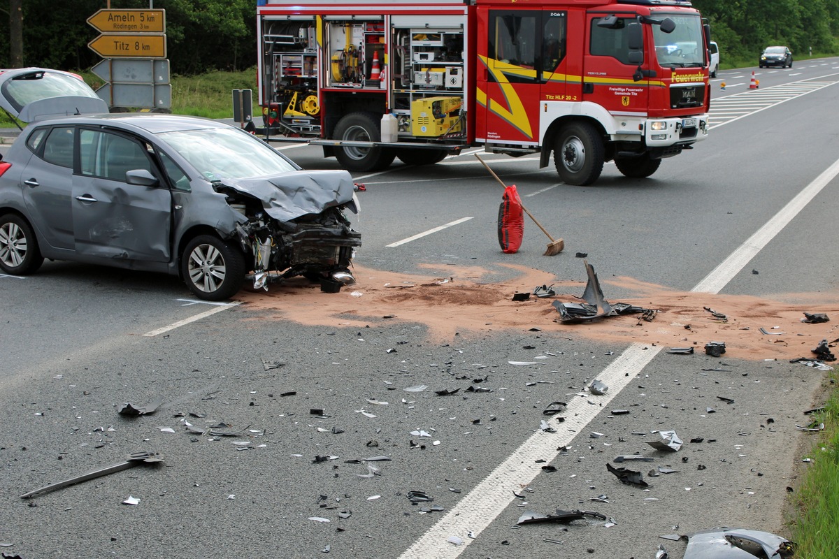 Titz, Nordrhein-Westfalen: Frau 66) bei schwerem Unfall auf B55 eingeklemmt