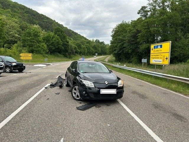 Göcklingen, Rheinland-Pfalz: Zwei Autos stoßen an Einmündung zusammen