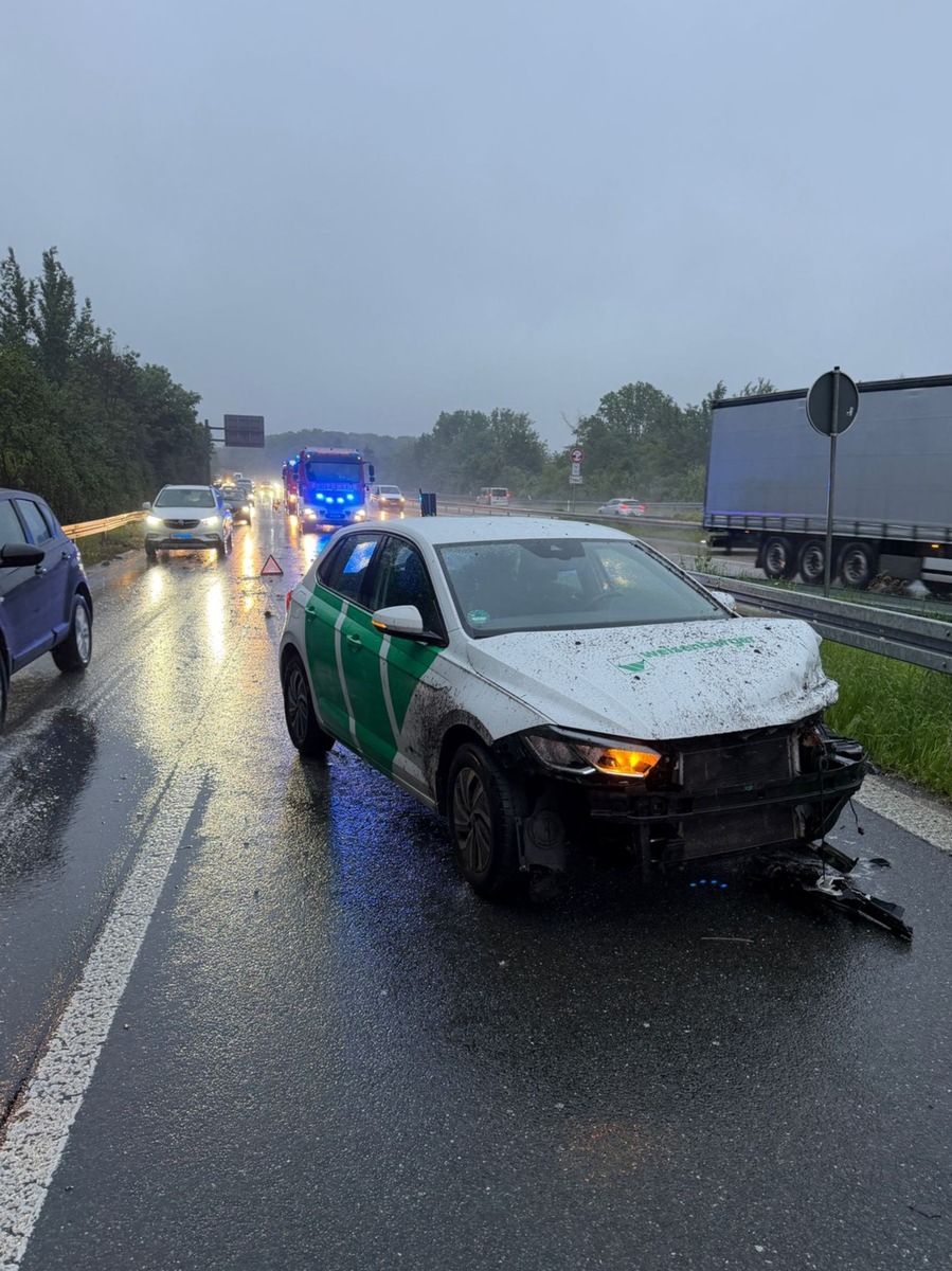Sprockhövel, Nordrhein-Westfalen: Auto verunglückt auf Zubringer zur A46