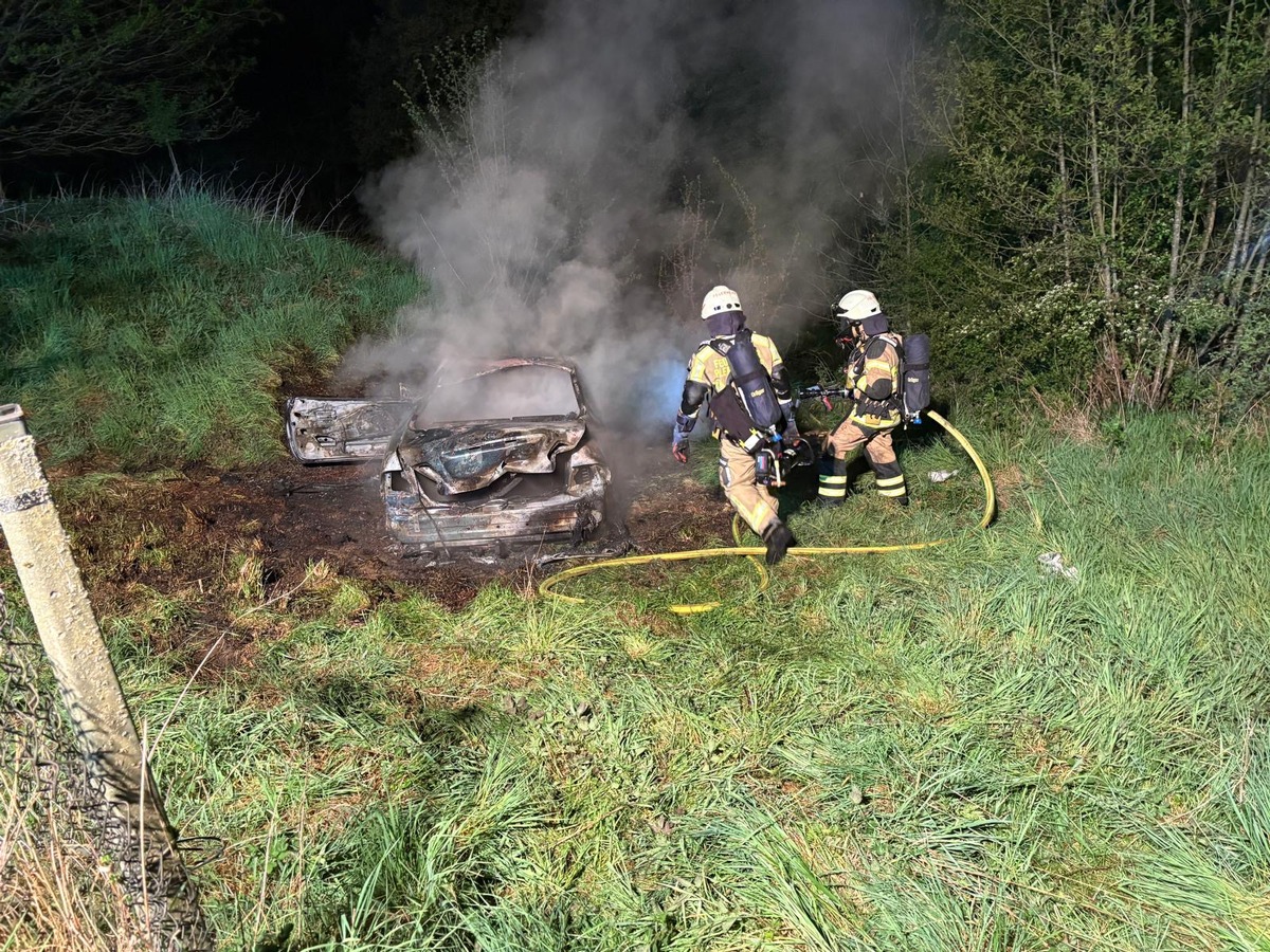 Plettenberg, Nordrhein-Westfalen: Fahrzeugbrand greift auf Vegetation über