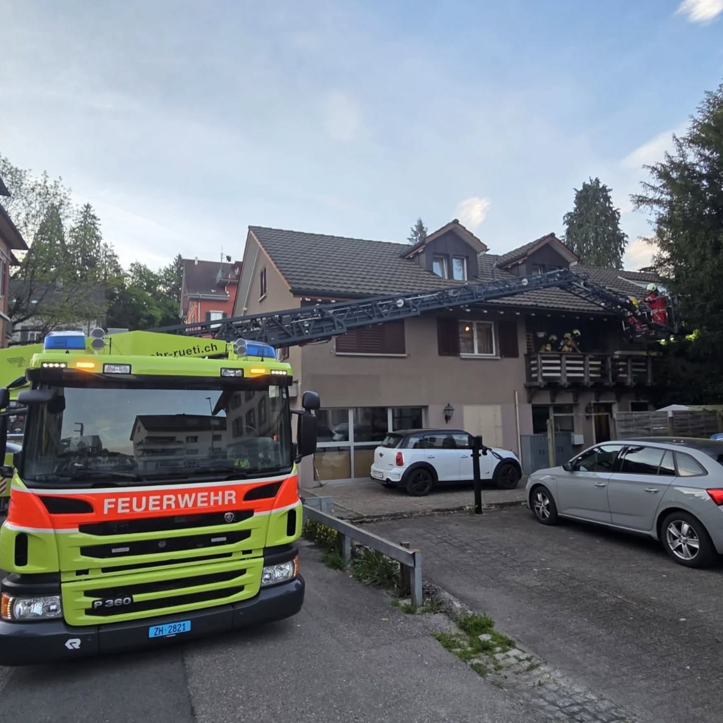Rüti ZH: Brand auf Balkon – Feuerwehren kontrollieren Glutnester
