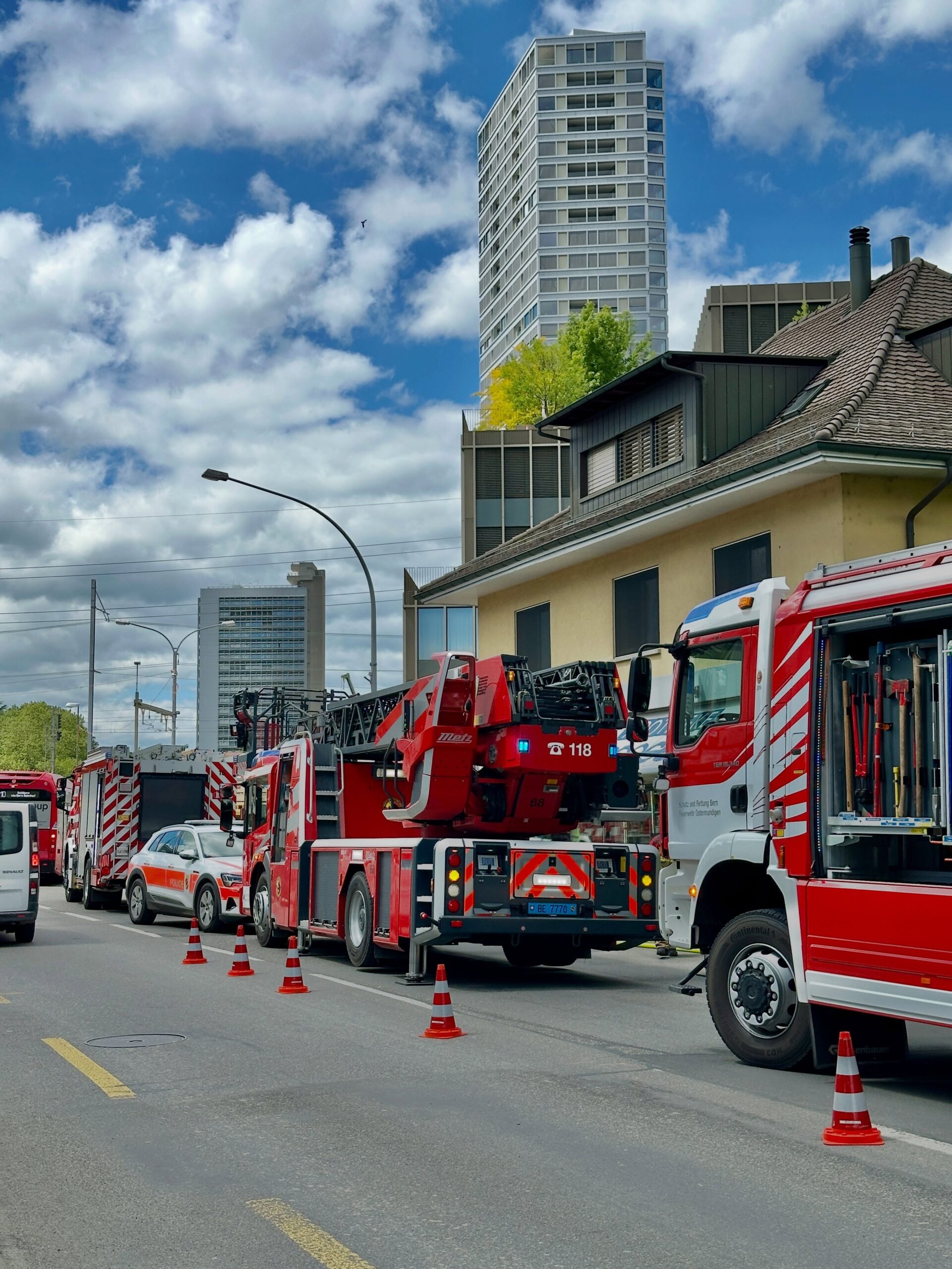 Ostermundigen BE: Rauch dringt nach Schopfbrand in Wohnhaus ein