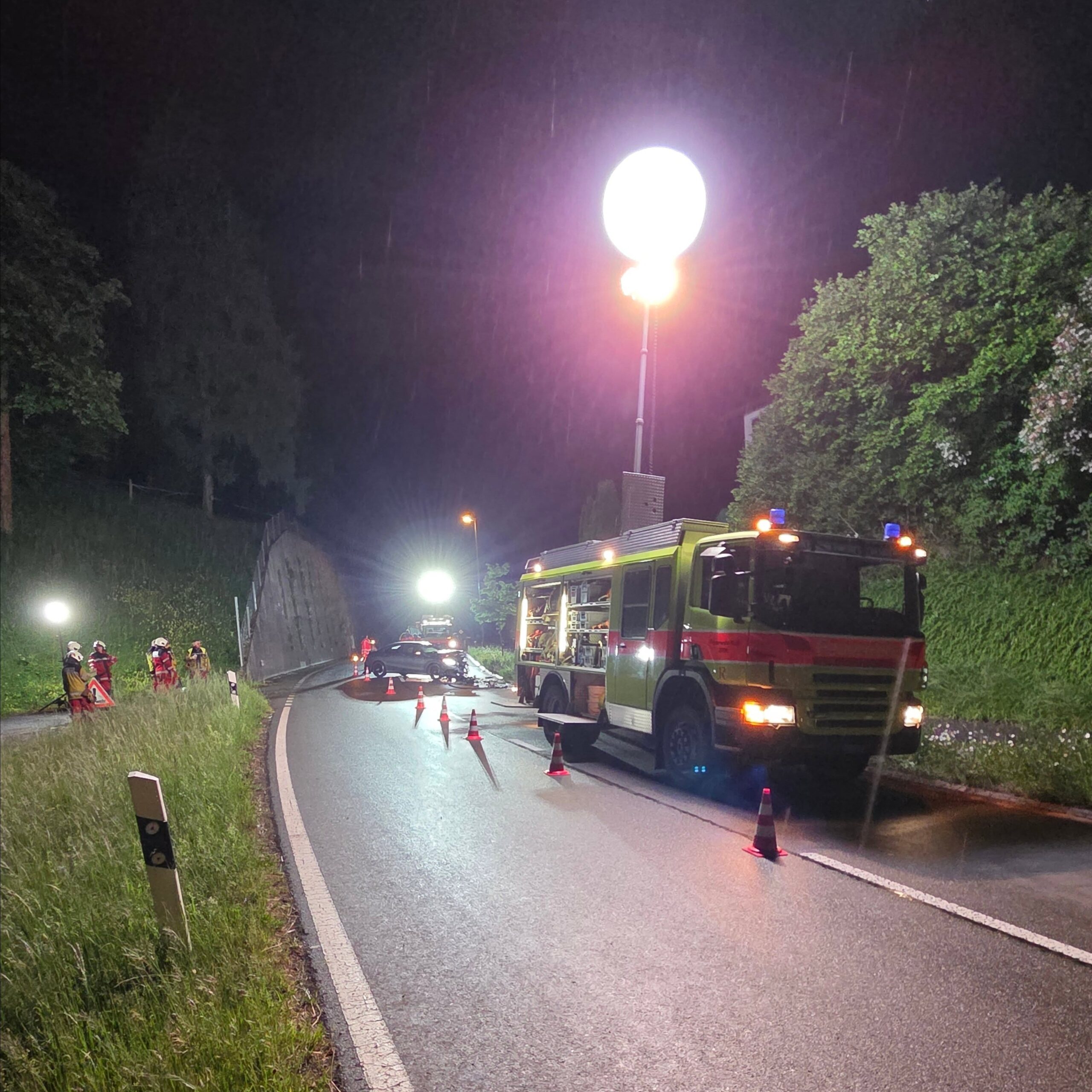 Rüti ZH: Frontalkollision sorgt mitten in der Nacht für Feuerwehreinsatz