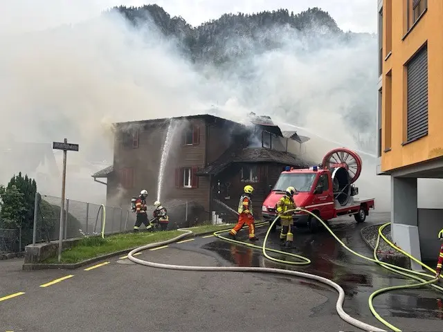 Brand an der Schulhausstrasse in Hergiswil NW löst Grosseinsatz aus