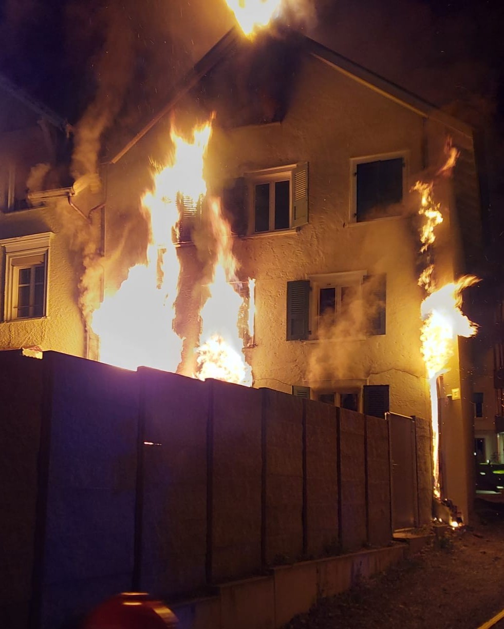 Stadt St.Gallen SG: 80 Einsatzkräfte kämpfen gegen Grossbrand im Osten der Stadt