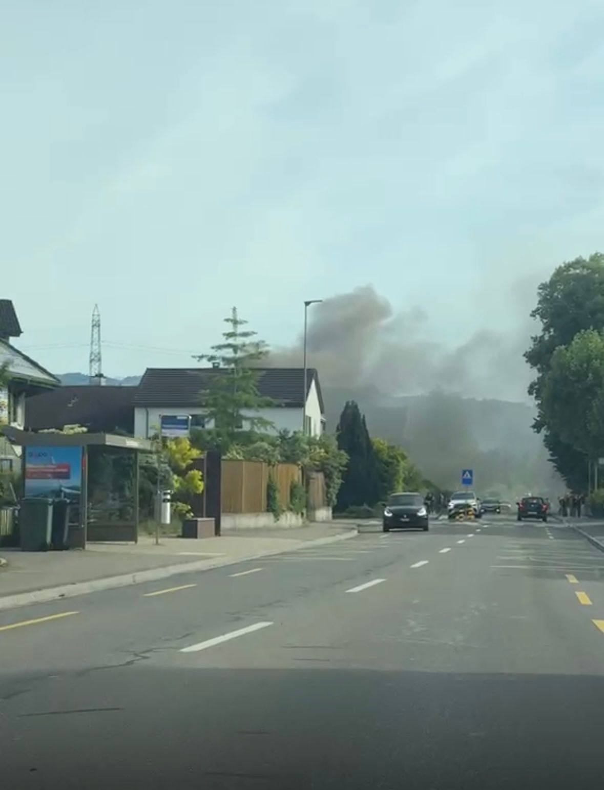 Rüti ZH: Mehrfamilienhaus nach massivem Kellerbrand teilweise unbewohnbar