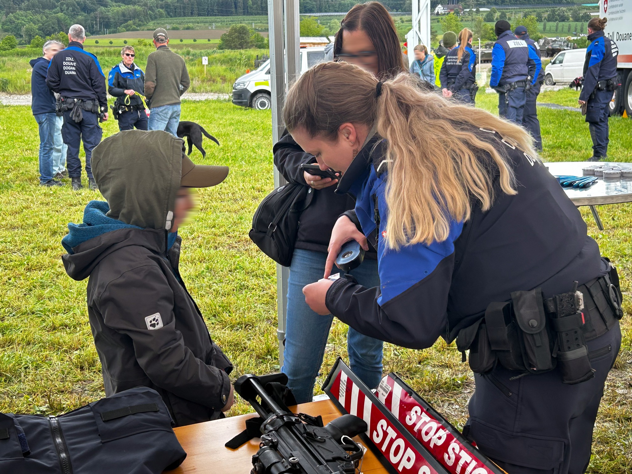 Bürglen TG: Zoll zeigt Panzerfahrzeuge, Diensthunde und Schmuggelware