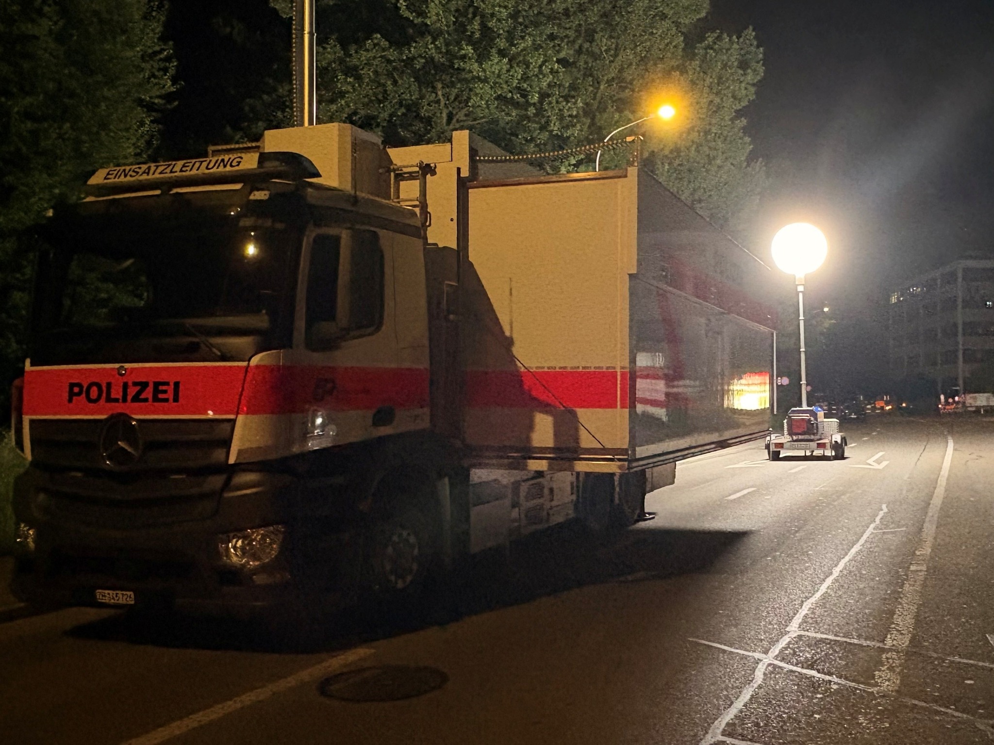 Wallisellen ZH: Unbekannte Täter schiessen auf Syrer (24) und flüchten im Auto (Zeugenaufruf)