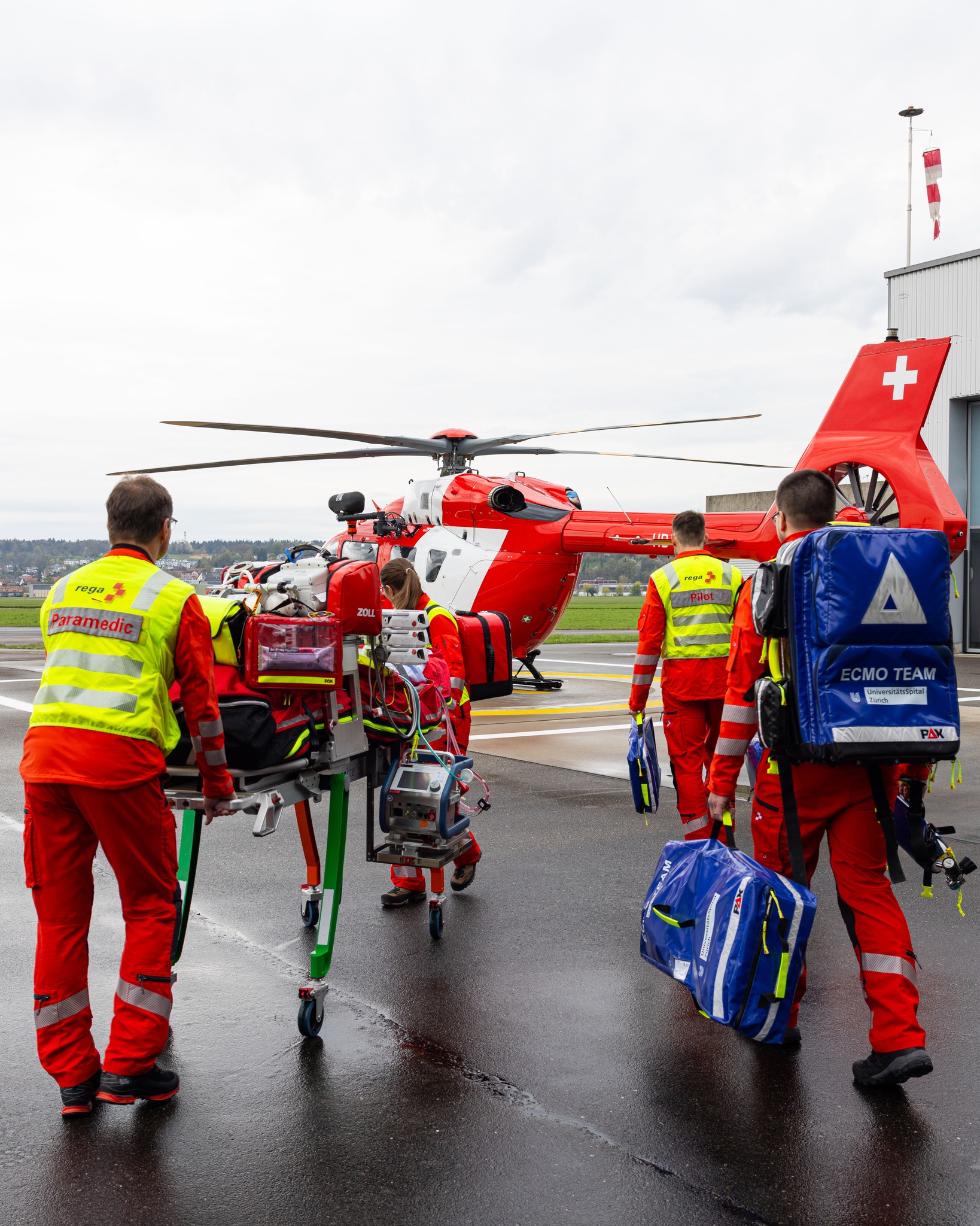 Schweiz: Rega entwickelt weltweit einzigartige Halterung für ECMO-Patienten