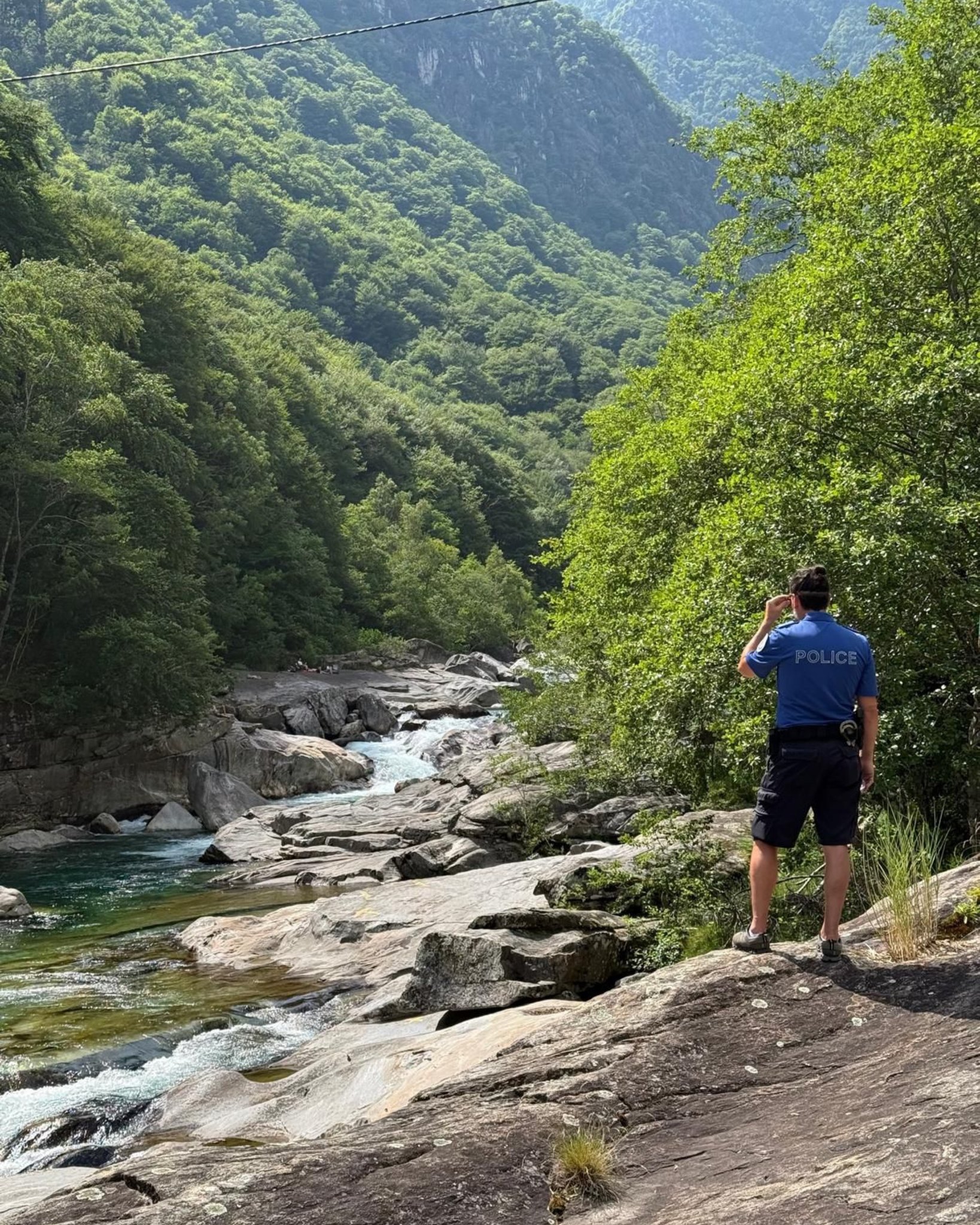 Kapo Genf: Taucher und Retter trainieren Einsätze in reissendem Gebirgsfluss
