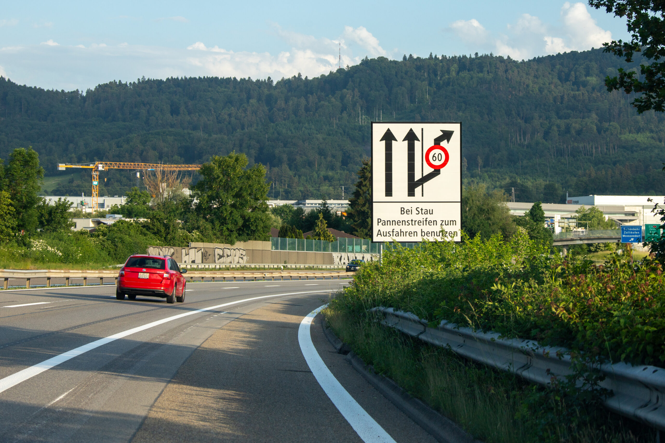 Schönbühl BE: A6-Ausfahrt darf bei Stau neu über den Pannenstreifen genutzt werden