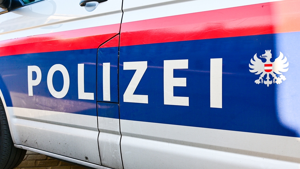 Krumpendorf, Ktn.: Pkw rammt Motorradstreife und flieht – Beamter schwer verletzt