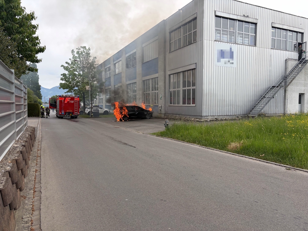 Altstätten SG: Elektroauto brennt auf Parkplatz – Feuerwehr verhindert Gebäudebrand