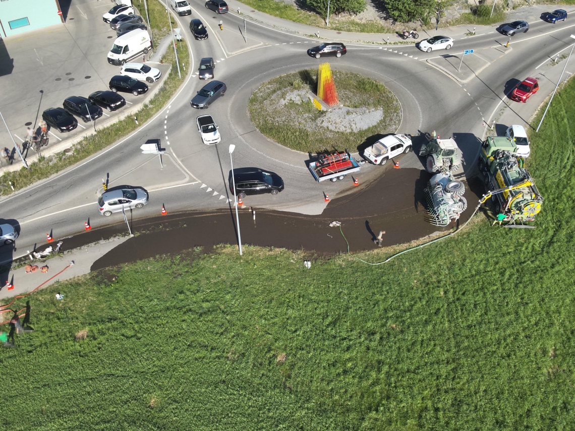 Altstätten SG: Traktor kippt im Kreisel – 8’000 Liter Gülle laufen aus, Feuerwehr-Einsatz