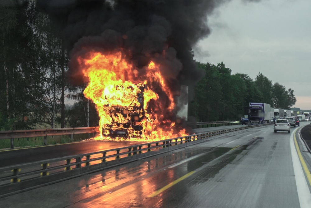 Hartberg, Steiermark: Flammeninferno auf A2 – Lkw brennt komplett aus