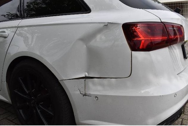 Haselünne, Niedersachsen: Unfallflucht auf Supermarktparkplatz – Zeugensuche