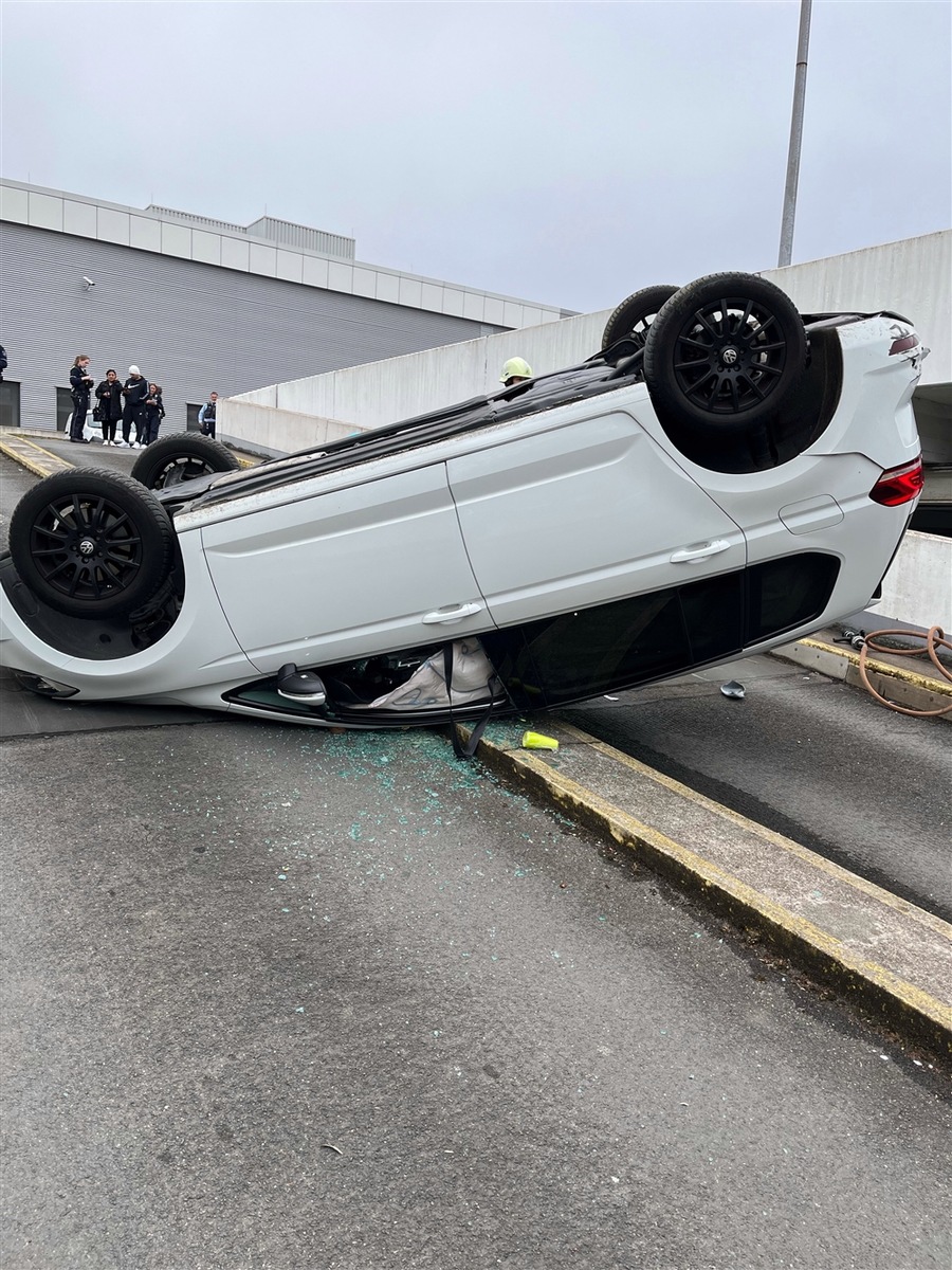 Duisburg, Nordrhein-Westfalen: Auto überschlägt sich in Parkhaus