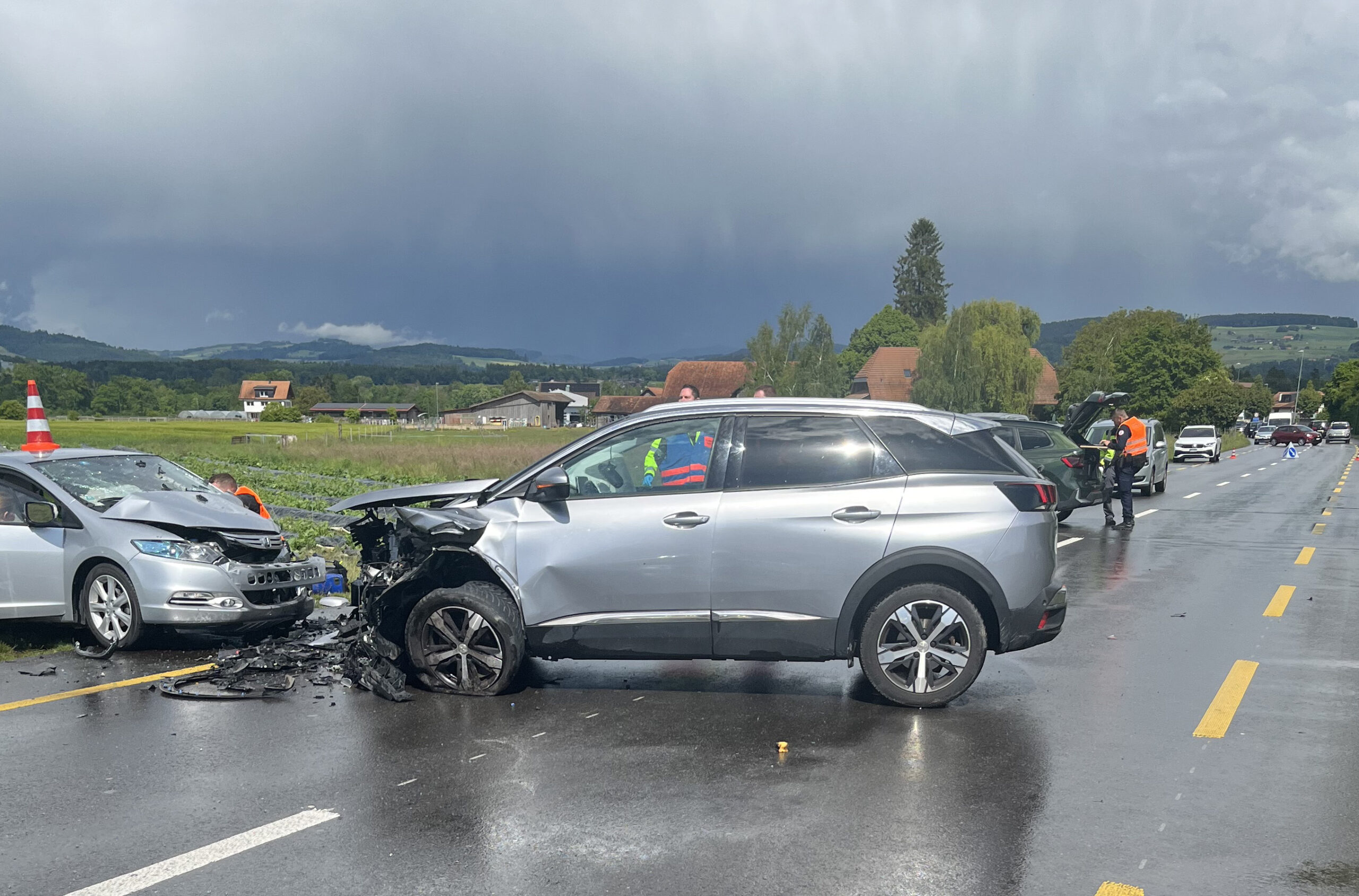 Belp BE: Frontalcrash auf Viehweidstrasse – zwei Personen schwer verletzt