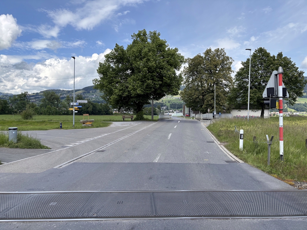Benken SG: 17-jährige E-Bike-Fahrerin nach Kollision mit Lastwagen schwer verletzt