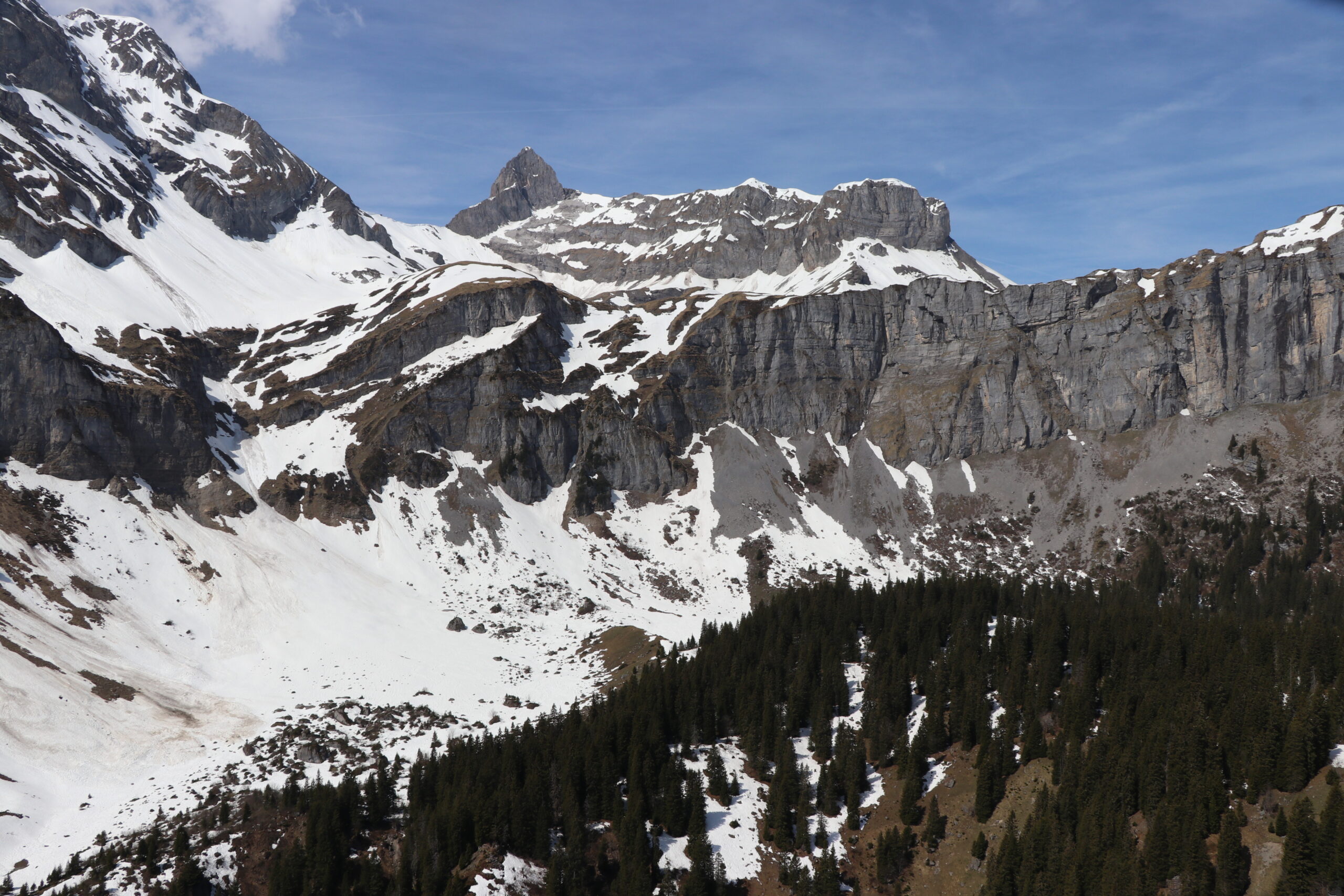 Braunwald GL: Tödlicher Absturz am Bärentritt – Wanderer (70) tot geborgen