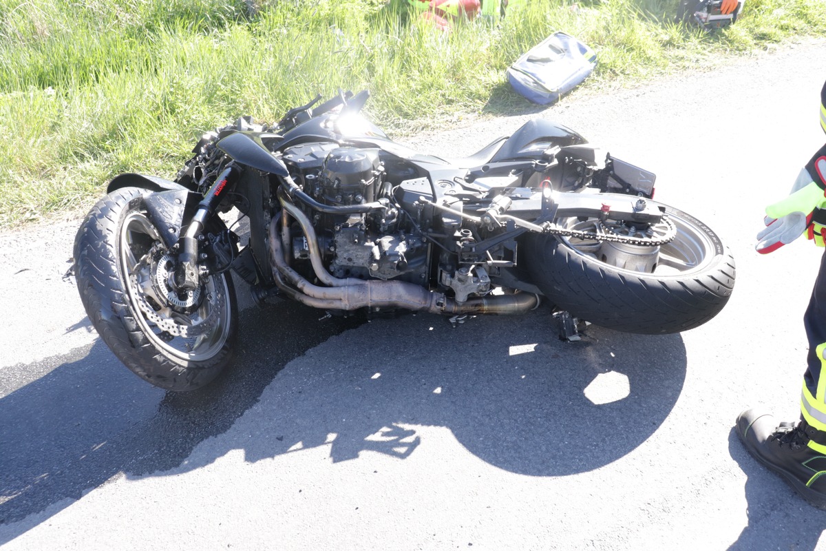 Marienmünster, Nordrhein-Westfalen: Motorradfahrer bei Frontalcrash schwer verletzt
