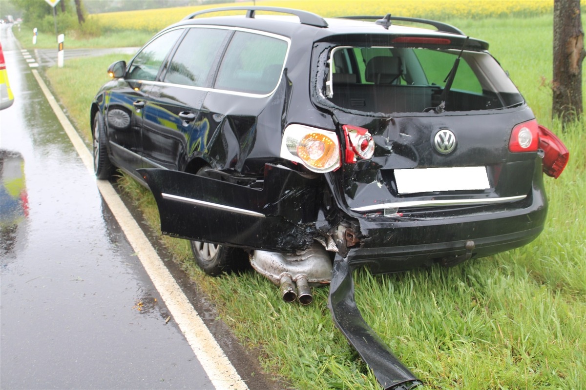 Petershagen, Nordrhein-Westfalen: Zwei Verletzte nach Auffahrunfall auf B61