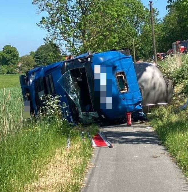 Hemmoor, Niedersachsen: Tanklaster stürzt Böschung hinab – Fahrer eingeklemmt