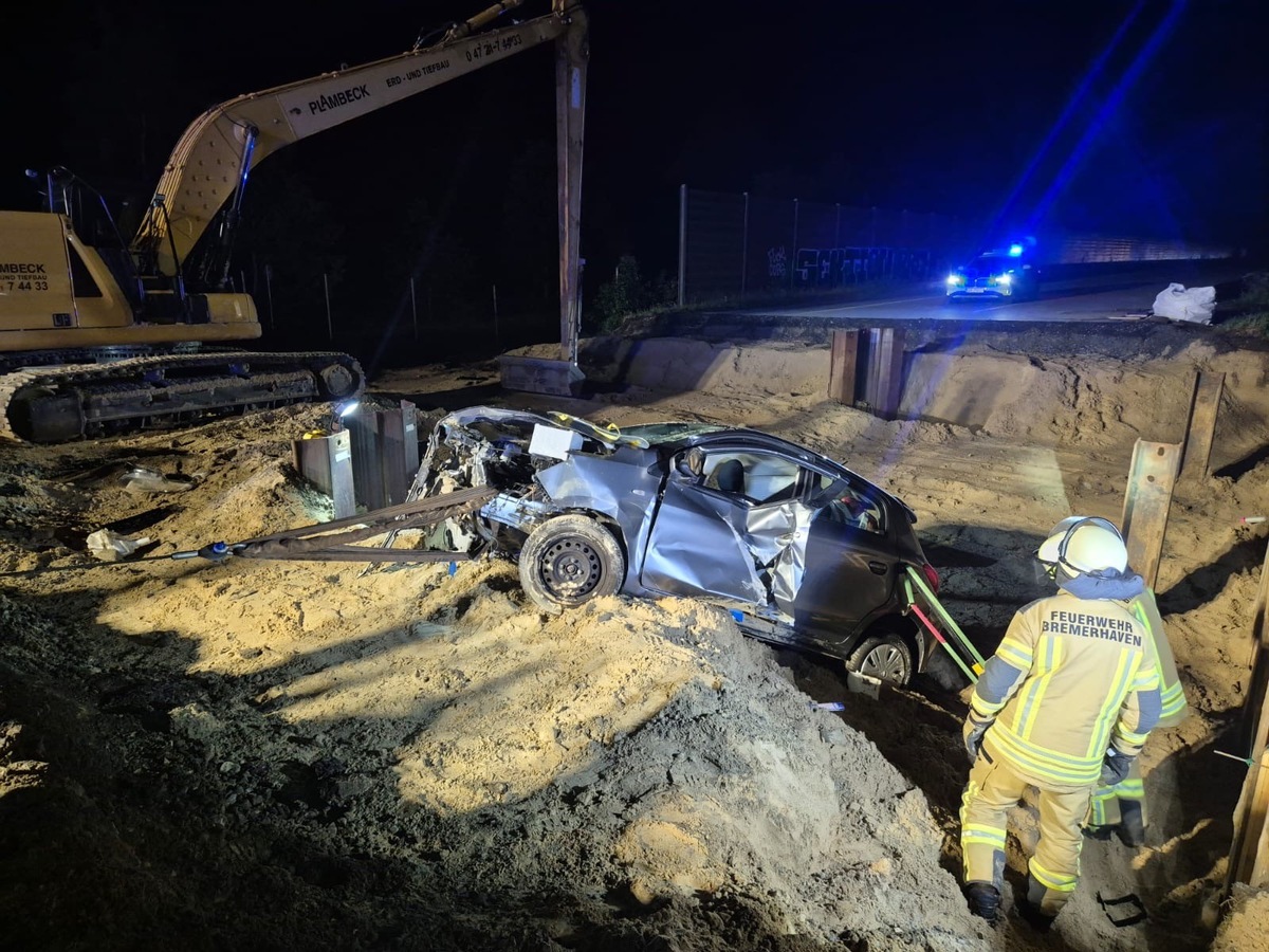 Bremerhaven, Bremen: Auto stürzt in tiefe Baugrube – Feuerwehr befreit Fahrer