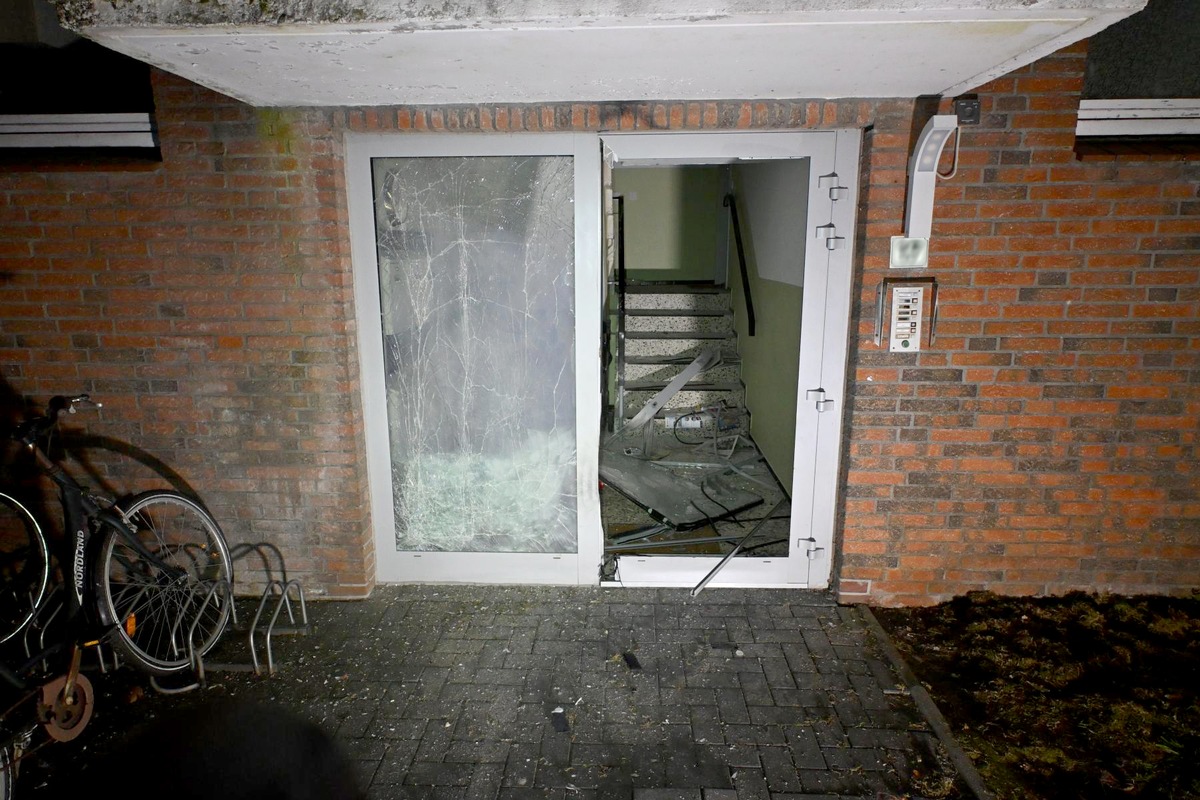 Itzehoe, SH: Haustür eines Mehrfamilienhauses gesprengt – Zeugensuche