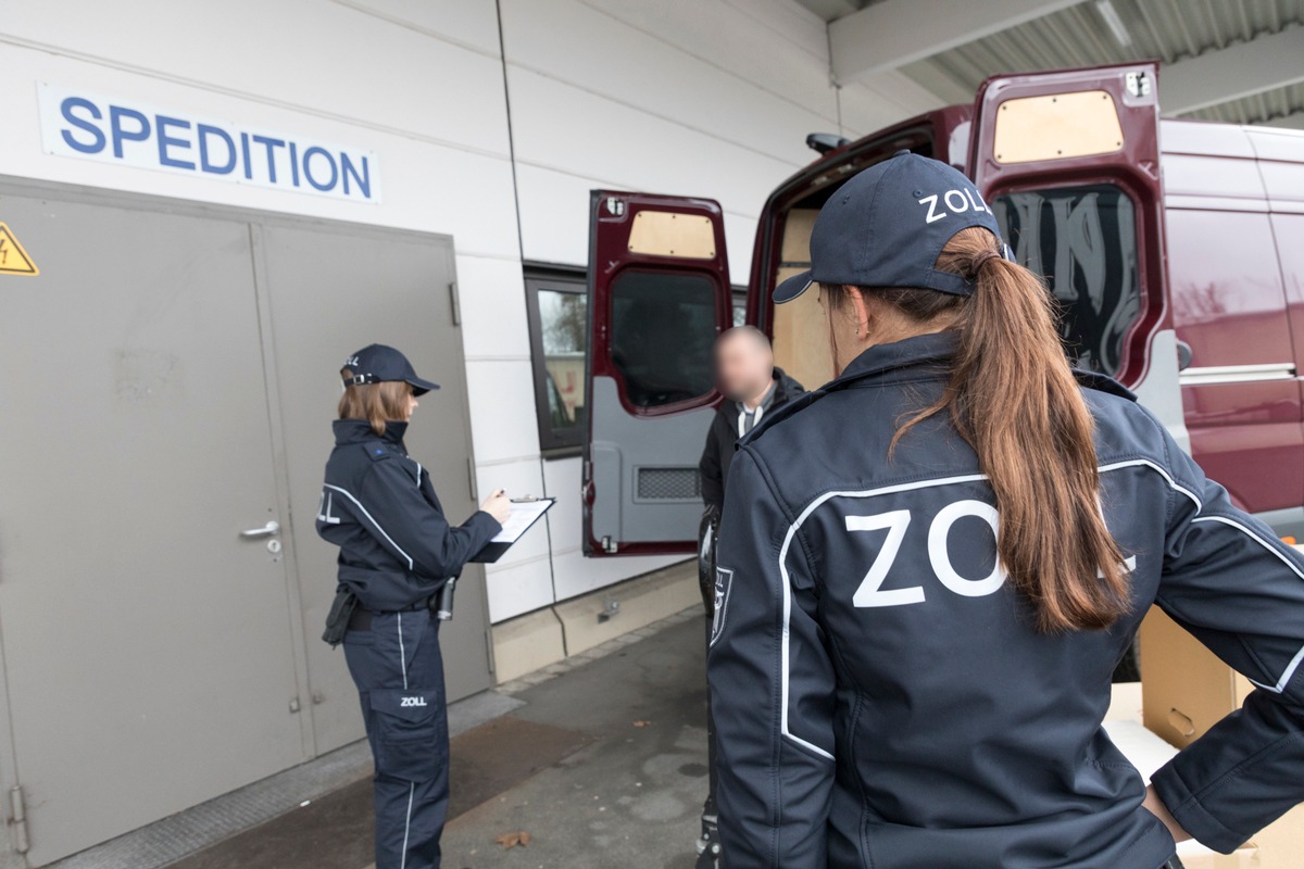 Regensburg, Bayern: Zoll bringt Unternehmer nach jahrelangem Betrug vor Gericht