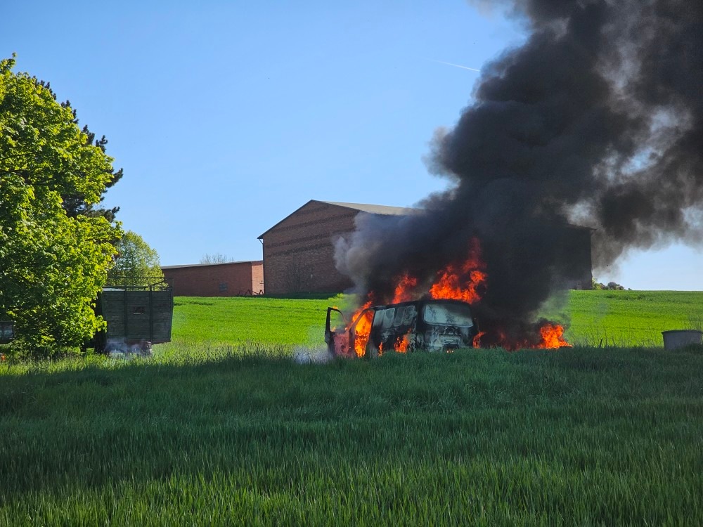 Salzgitter, Niedersachsen: VW-Transporter in Flammen – Feuerwehr verhindert Ausbreitung