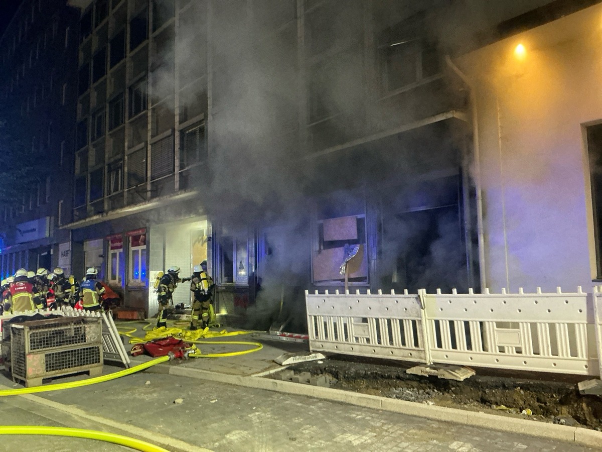 Essen, Nordrhein-Westfalen: Feuerwehr rettet fünf Menschen aus brennendem Gebäude