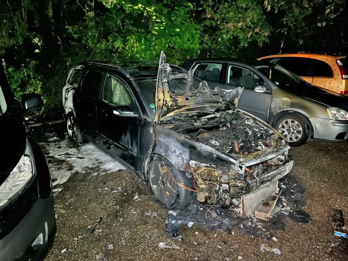 Monheim am Rhein, NRW: Volvo brennt lichterloh – Polizei geht von Brandstiftung aus