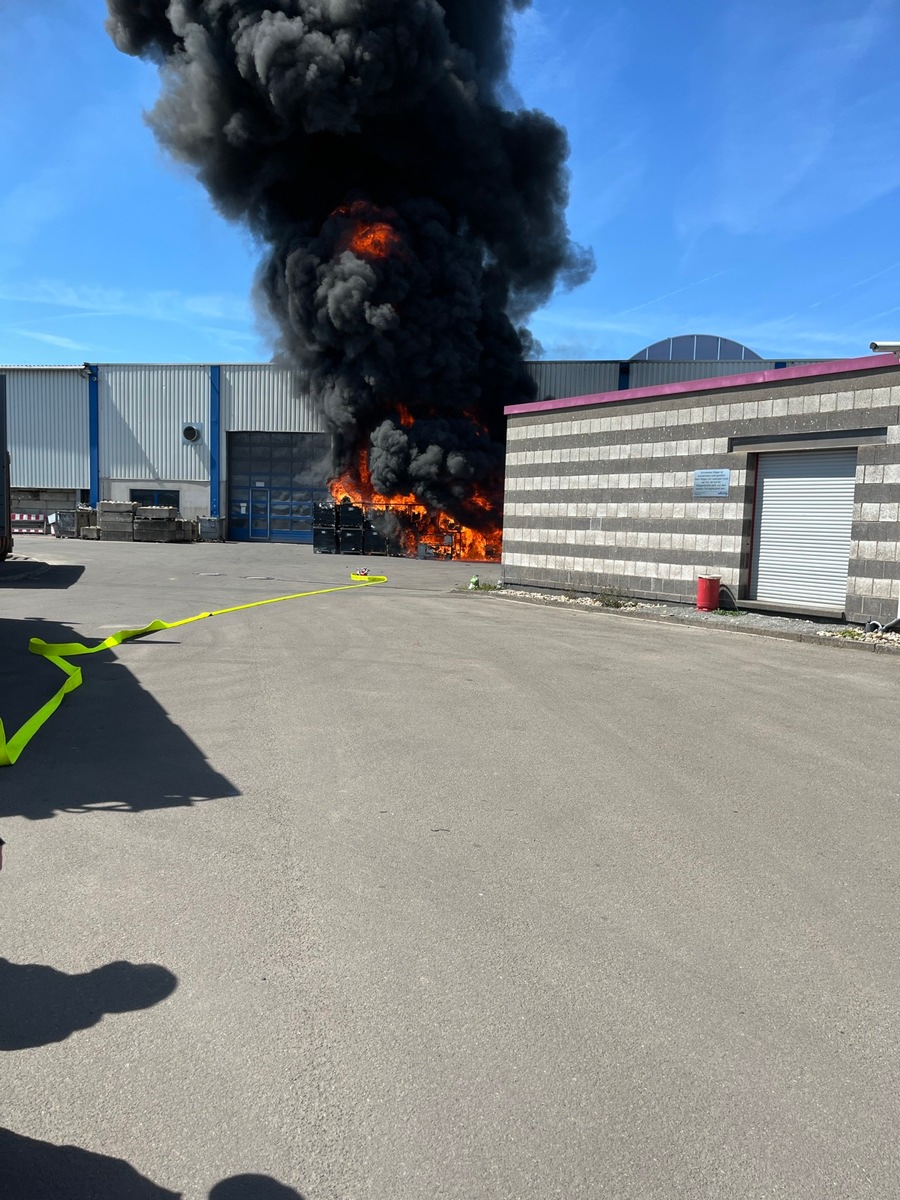Baumholder, Rheinland-Pfalz: Brand von Elektroschrott im Industriegebiet