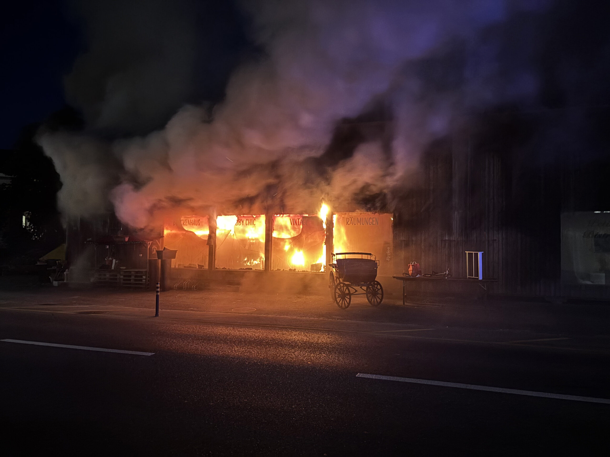 Studen BE: Geschäftsbetrieb steht in Vollbrand – Gebäude nicht mehr nutzbar