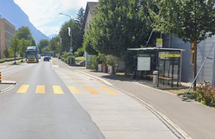 Triesen (FL): Motorradfahrer prallt bei Bushaltestelle in stehendes Töff