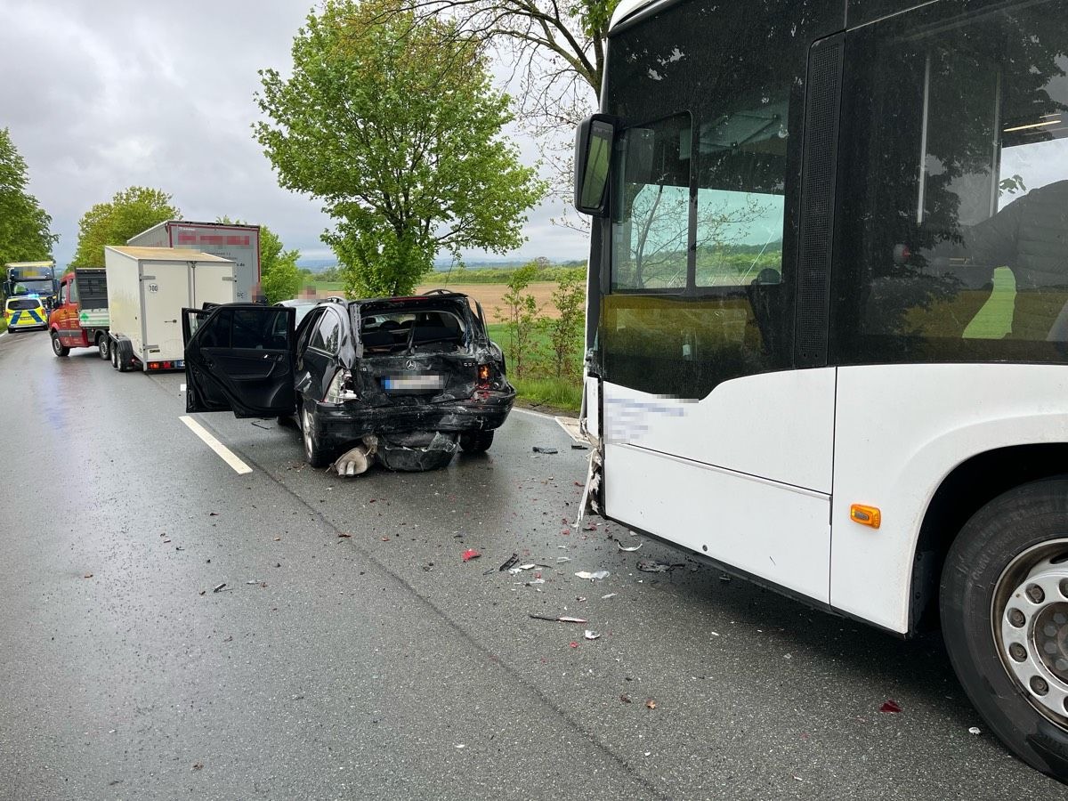 Warburg, Nordrhein-Westfalen: Linienbus schiebt mehrere Autos zusammen