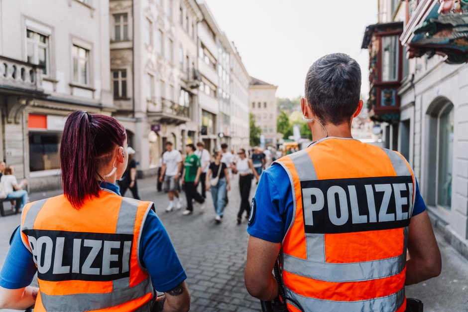 St.Gallen SG: Fanmassen feiern Cupsieg – Mann stürzt zwischen Zug und Perron