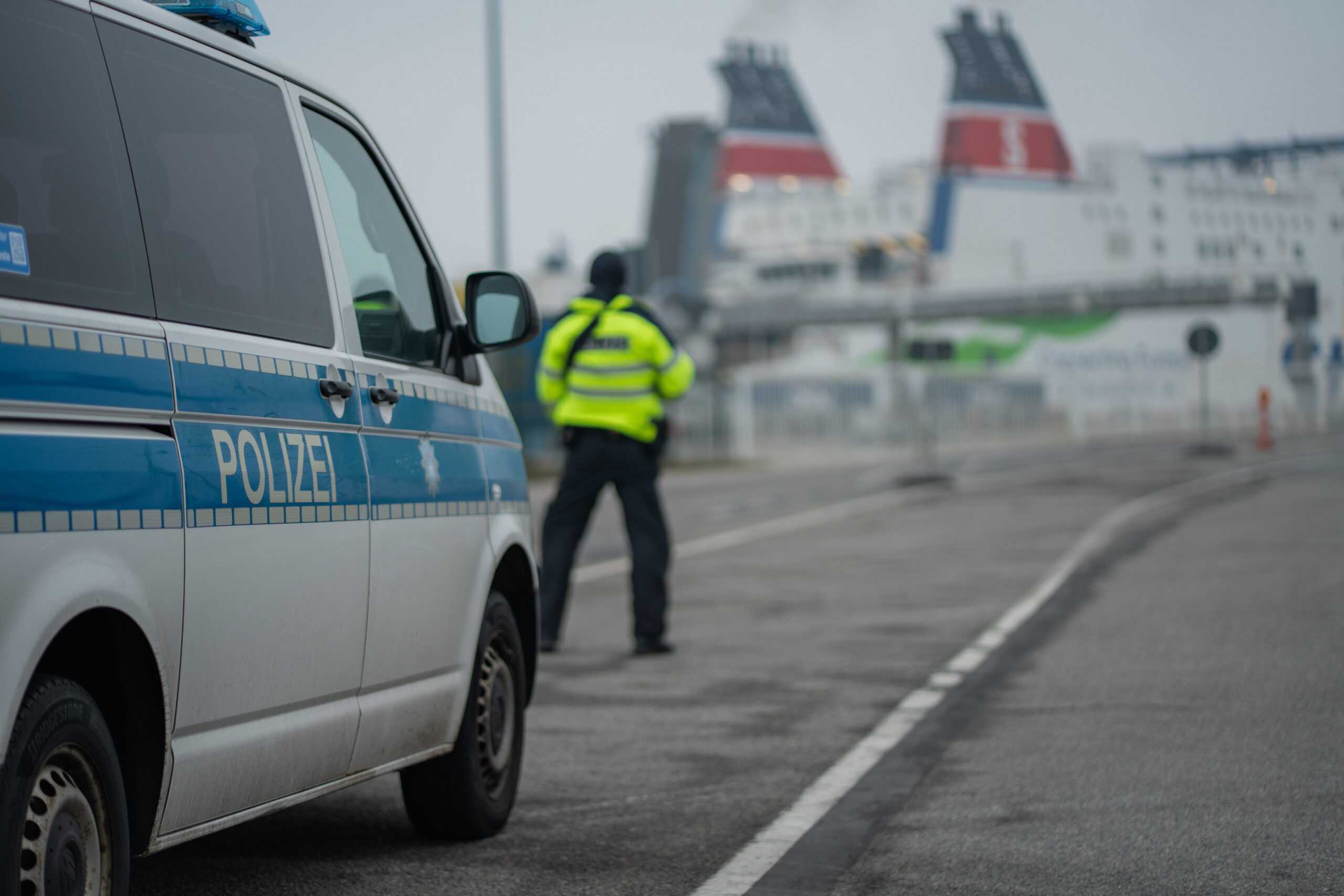 Rostock, MV: Bundespolizei stoppt mutmaßliche Schleusung im Überseehafen