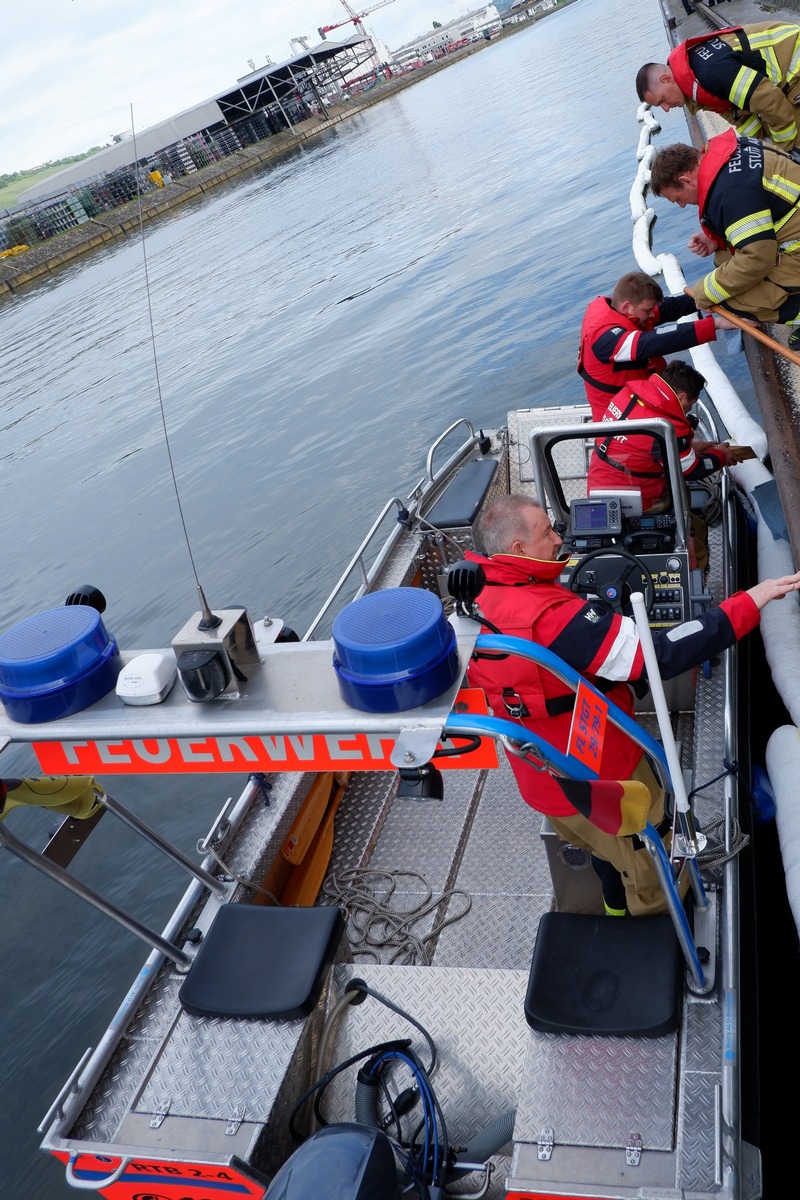 Stuttgart, Baden-Württemberg: Hydrauliköl läuft in Neckar – Feuerwehr im Einsatz