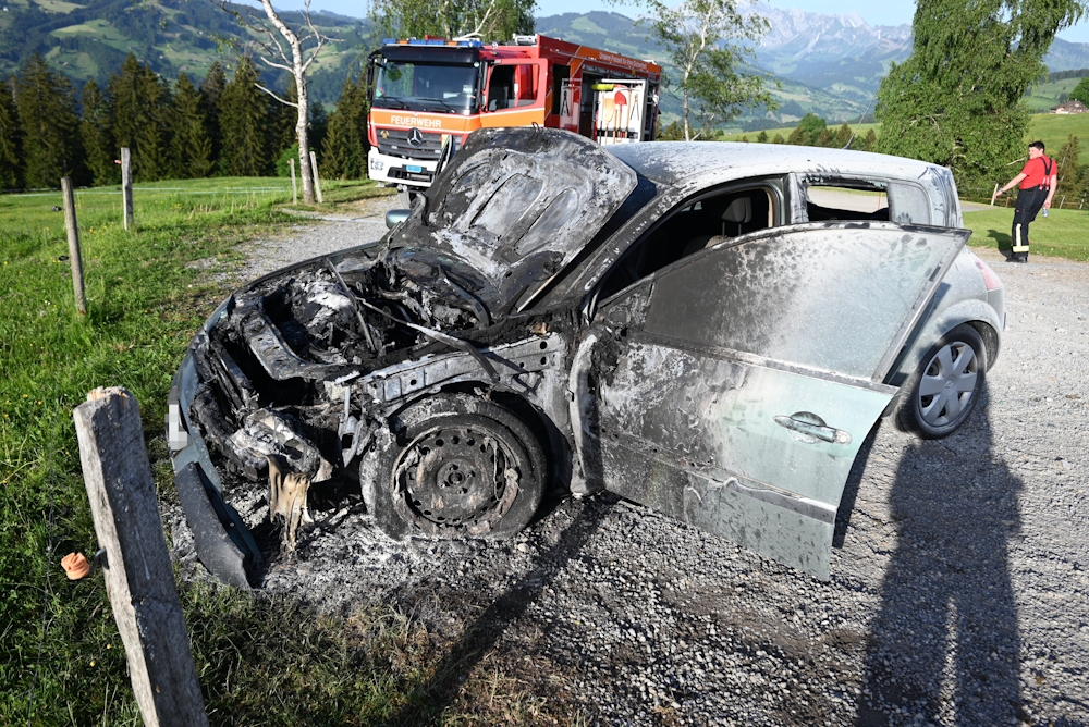 Unterbächen SG: Auto brennt vollständig aus – Totalschaden trotz Feuerwehreinsatz