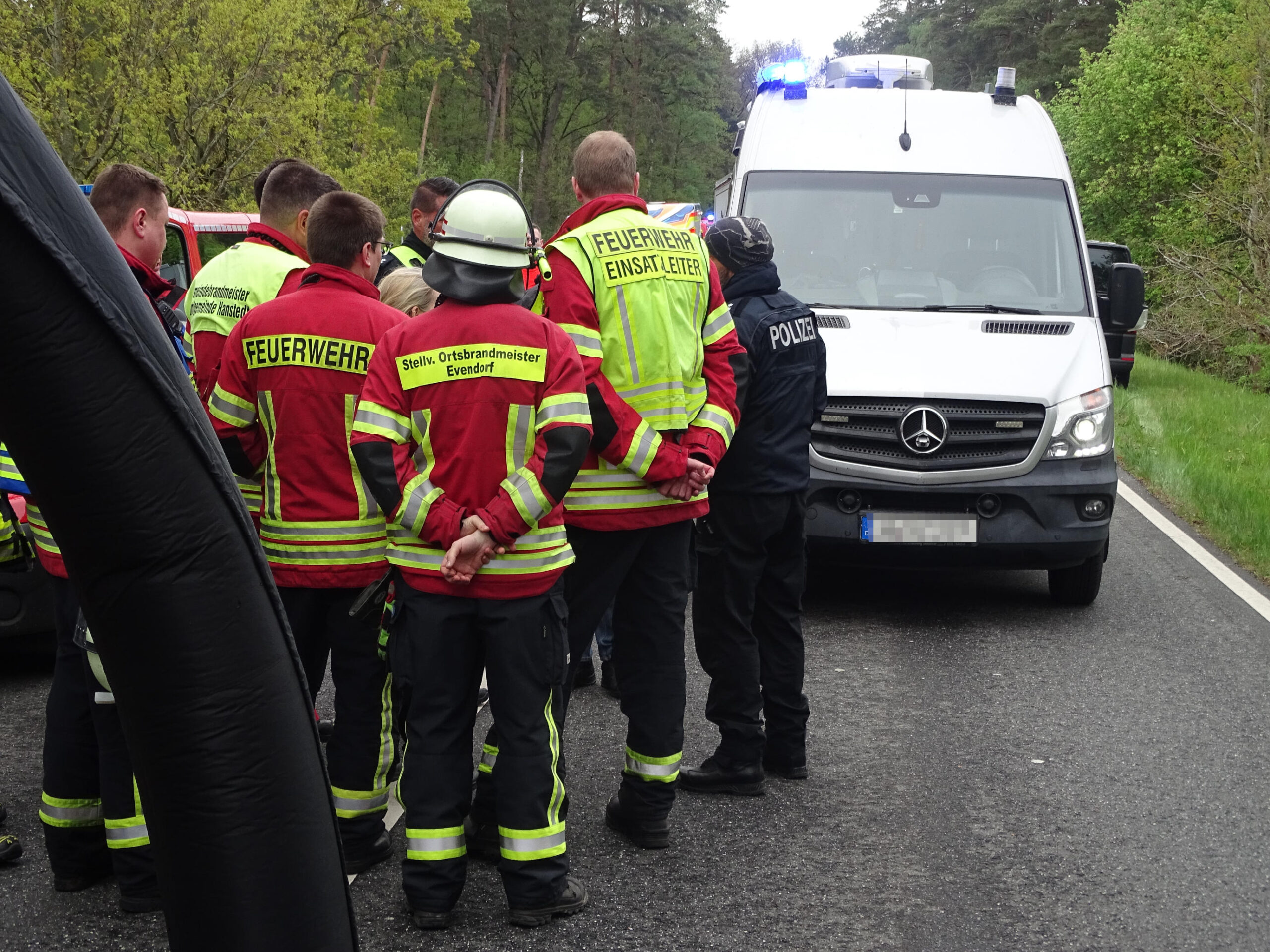 Evendorf, NI: Verdächtige Chemiefässer lösen Großeinsatz an A7-Anschlussstelle aus