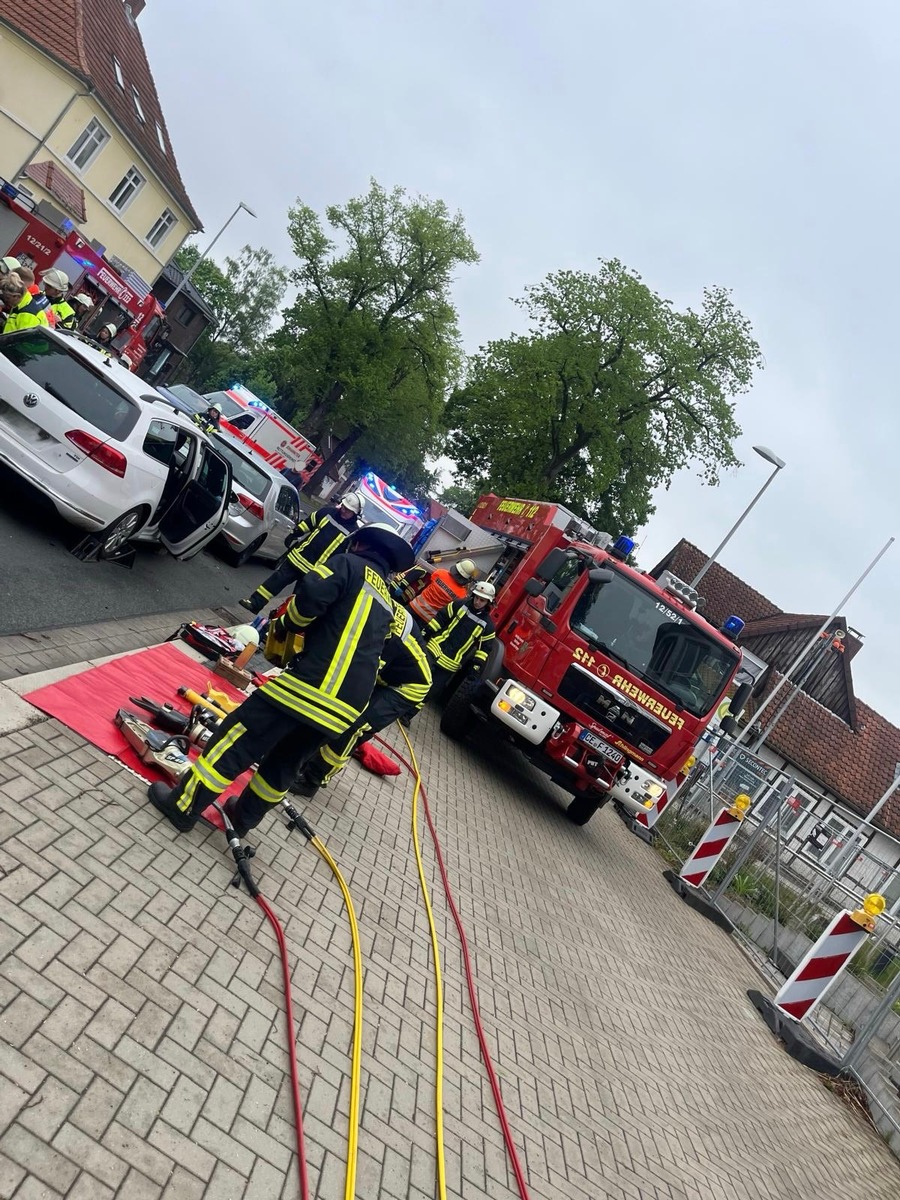 Celle, Niedersachsen: Feuerwehr rückt zu Unfall mit eingeschlossenen Personen aus