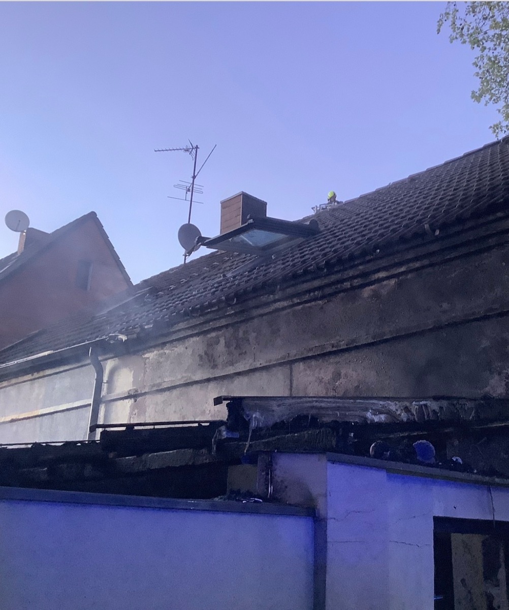 Gelsenkirchen, Nordrhein-Westfalen: Explosion löst Brand an Wohnhaus aus