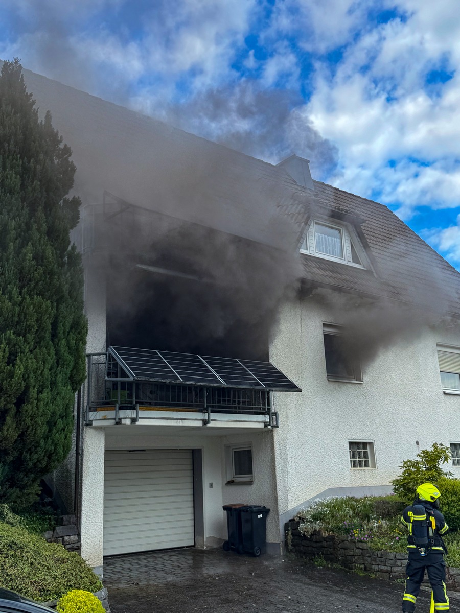 Wenden, Nordrhein-Westfalen: Balkonbrand greift auf Wohnung und Dach über