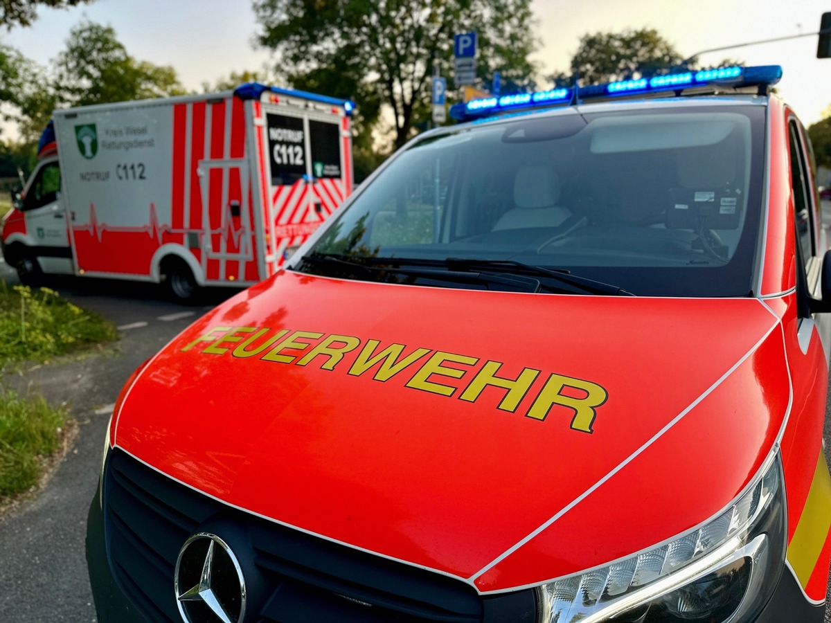 Hünxe, NRW: Minibagger kippt bei Gartenarbeiten um – Fahrer schwer verletzt