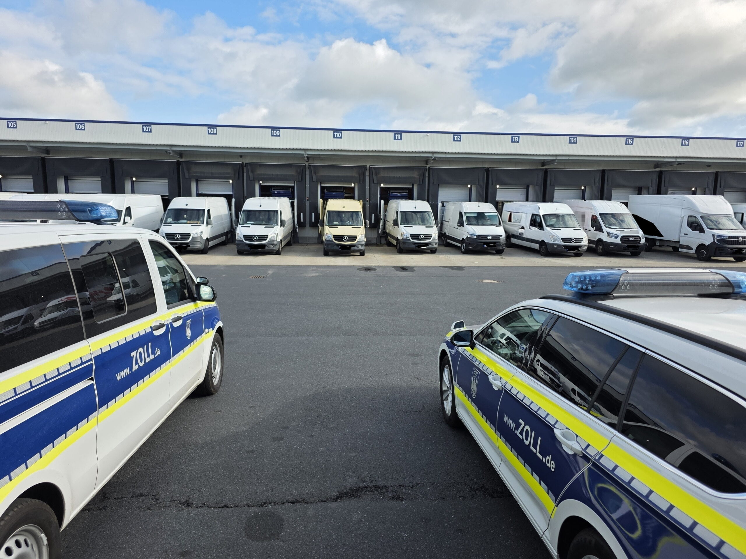 Dresden, SN: Zoll deckt dutzende Verdachtsfälle in Paketbranche auf