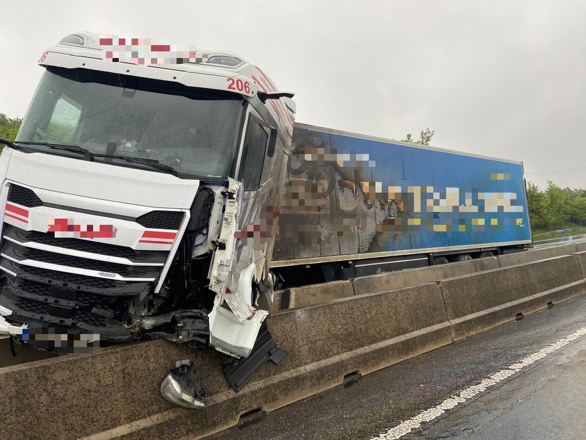Rhein-Sieg-Kreis, Nordrhein-Westfalen: Lkw kracht in Leitplanke auf A3