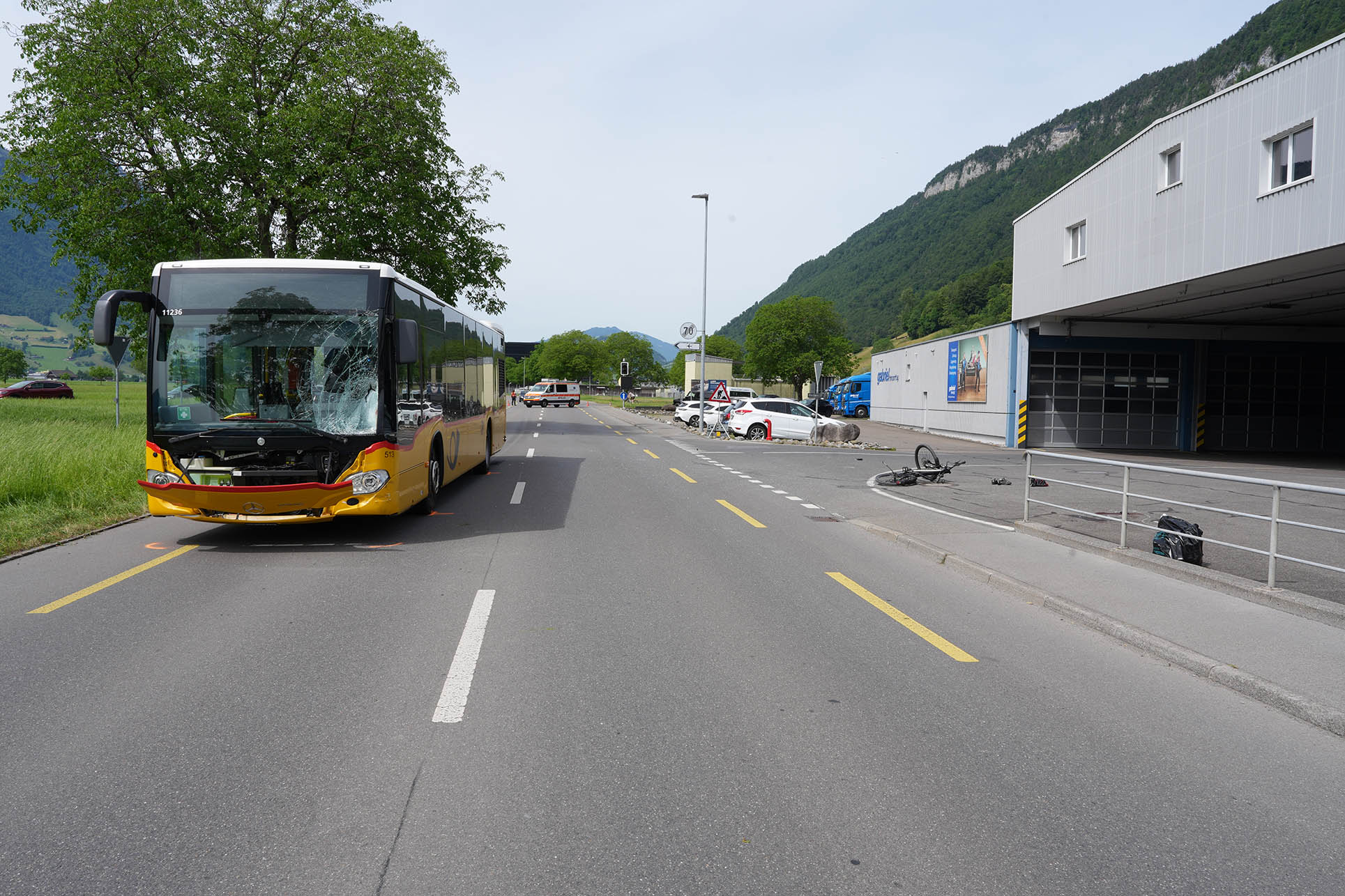 Ennetbürgen NW: 90-jähriger E-Bike-Lenker stirbt nach Kollision mit Postauto