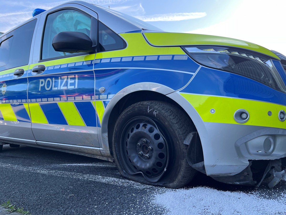 Erkrath, Nordrhein-Westfalen: Streifenwagen verunglückt auf Einsatzfahrt